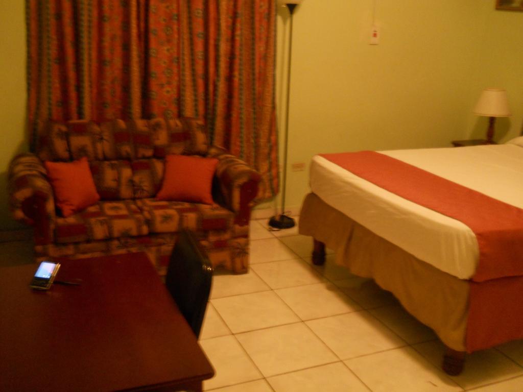 Tropical Court Inn New Kingston Habitación foto